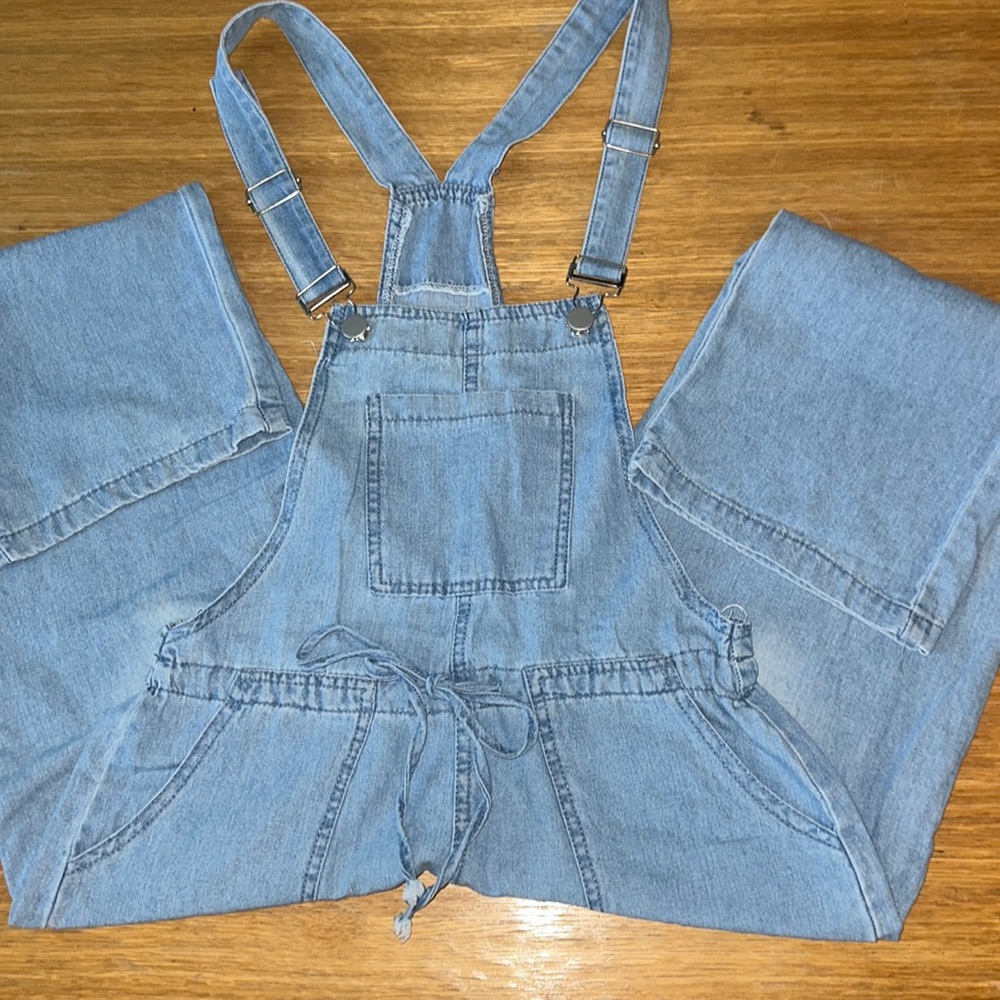 Juniors light weight overalls.  Never worn.  These are capri length.